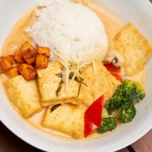 Vegan Buddha Bowl - Roter Thai Kokos Curry Bowl mit Tofu