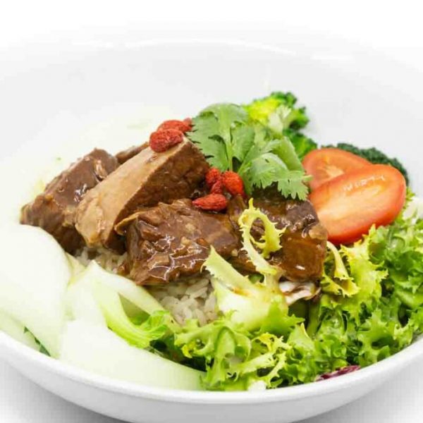 Geschmortes Rindfleisch Bowl mit Brokkoli, Pak Choi, Salat, Goji-Beeren auf Jasminreis
