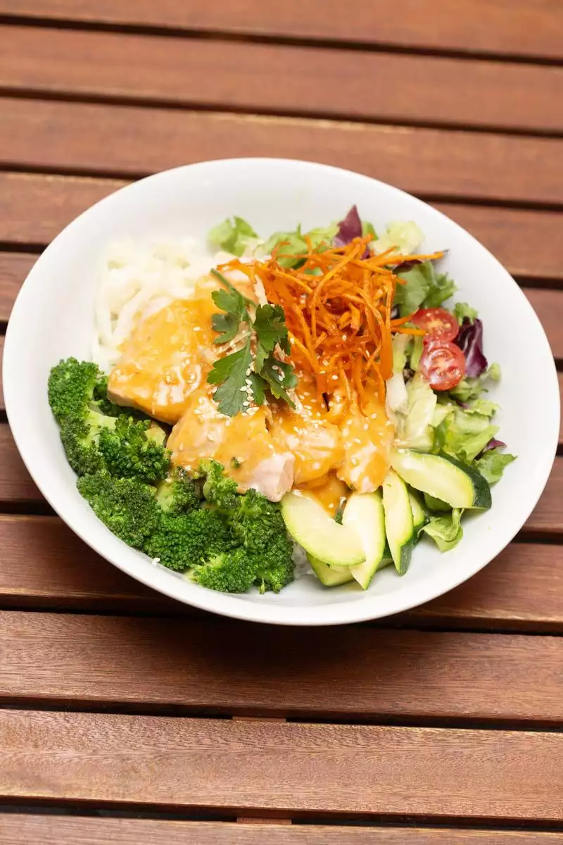 Curry Lachs Poke Bowl
